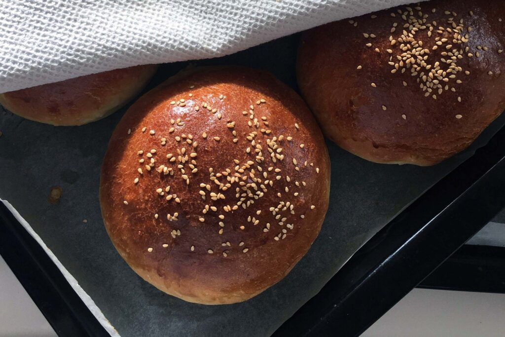 Pain hamburger Inewa biologique, moelleux et local, parfait pour un burger maison.