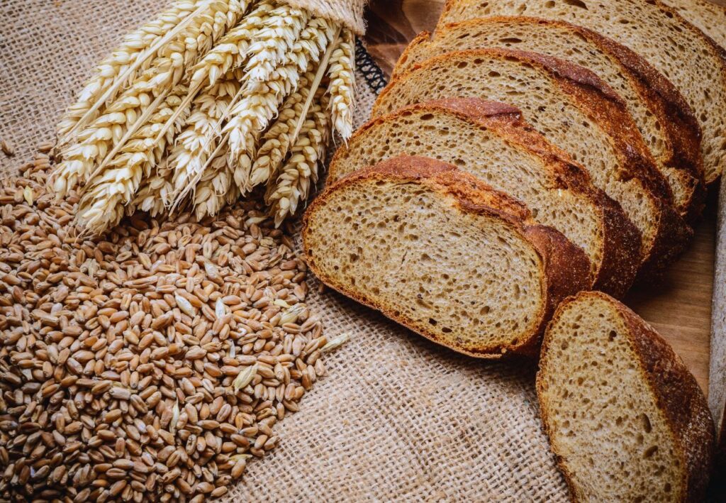 Miche de pain de seigle biologique Inéwa tranchée, illustrant un pain riche en fibres pour la santé digestive.