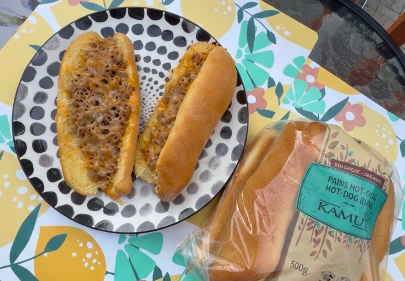 Hot-dog façon sloppy joe garni de viande et de fromage sur un pain à hot-dog biologique Inéwa